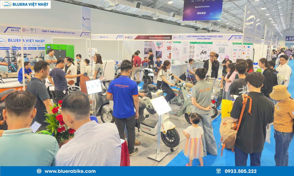 Hình ảnh khách hàng tại cửa hàng