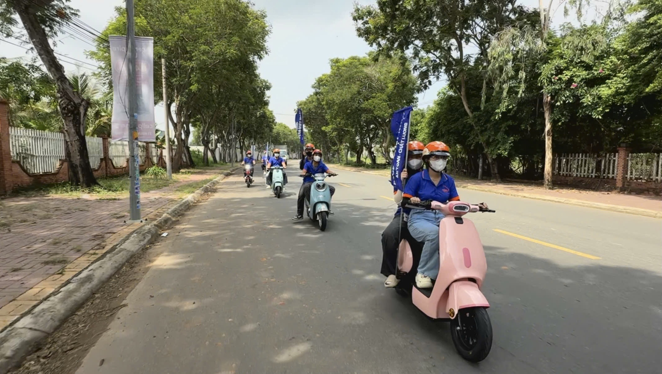 Tâm Tư Người Dân Khi Bắt Đầu Cấm Xe Máy Xăng, Dầu Từ 2026 2 xe đạp điện không yêu cầu đăng ký hay bằng lái