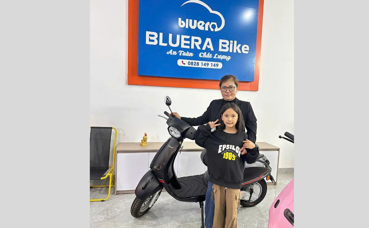 Hình ảnh phụ huynh chọn xe điện cho con