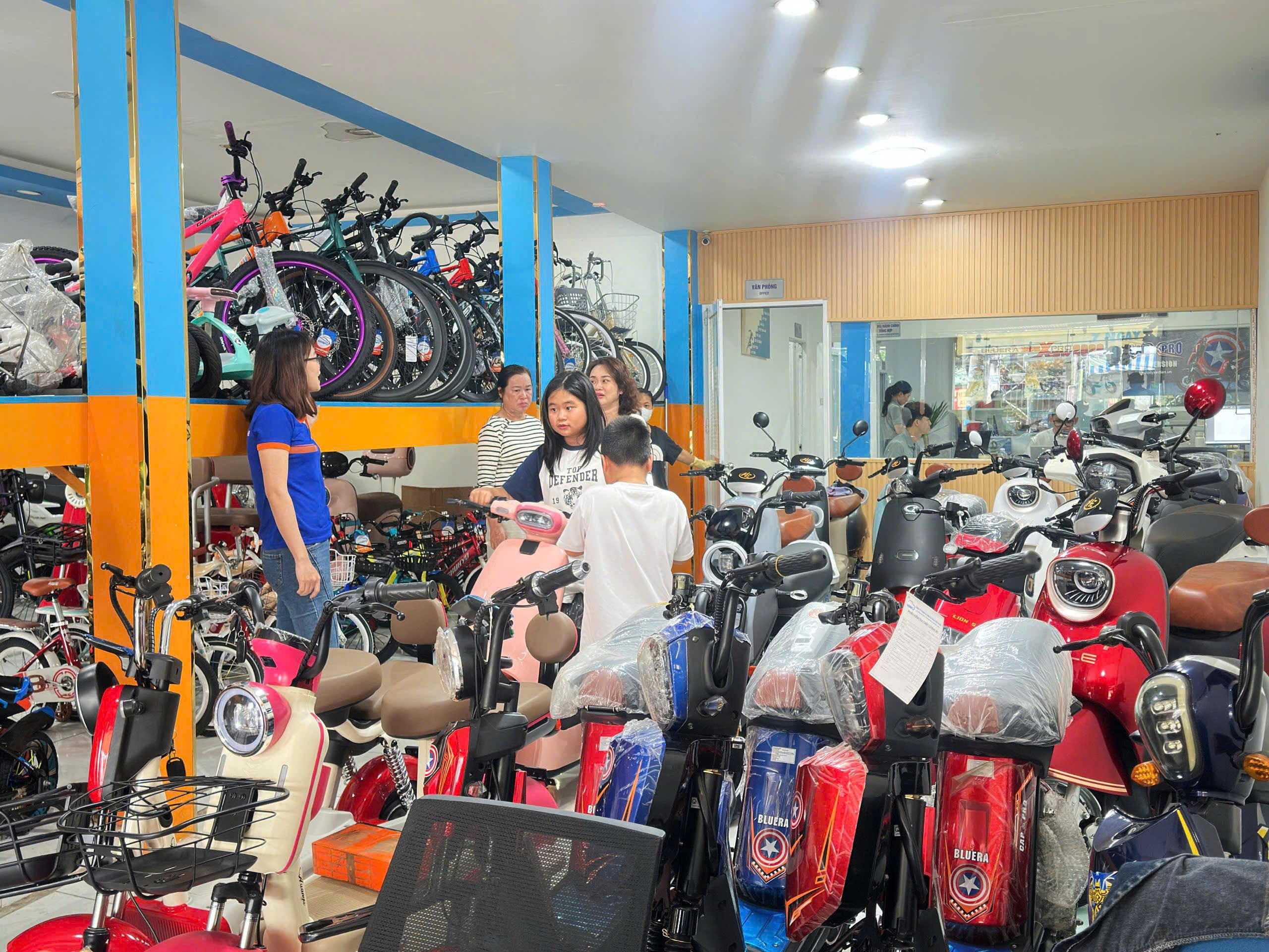 Hình ảnh cửa hàng xe điện đông khách