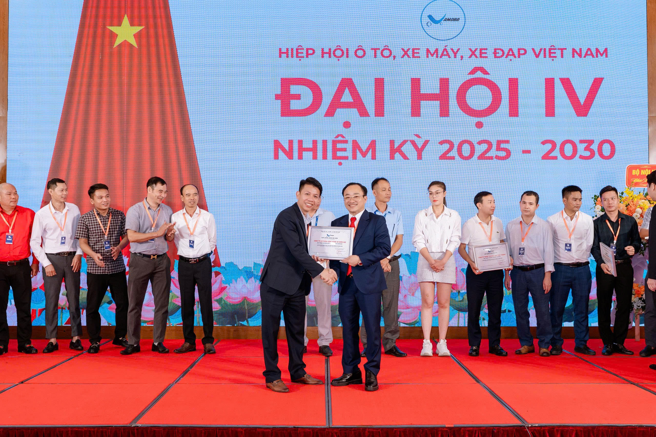 Hình ảnh cửa hàng xe điện đông khách