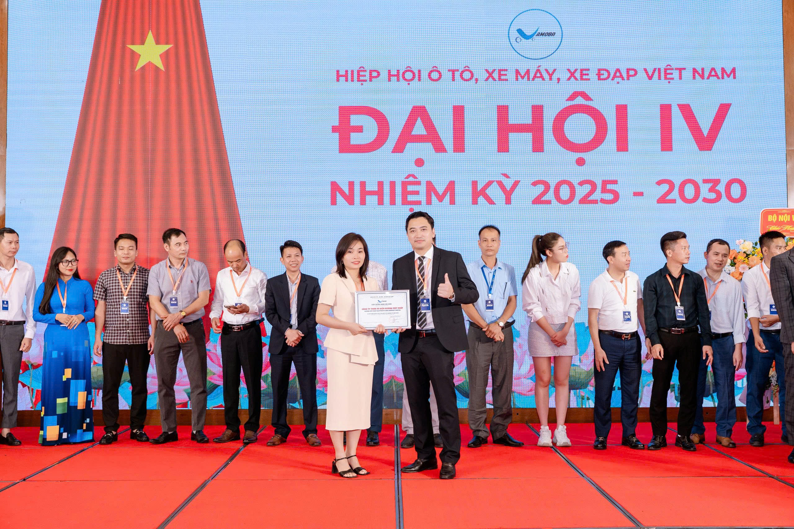 Hình ảnh phụ huynh chọn xe điện cho con