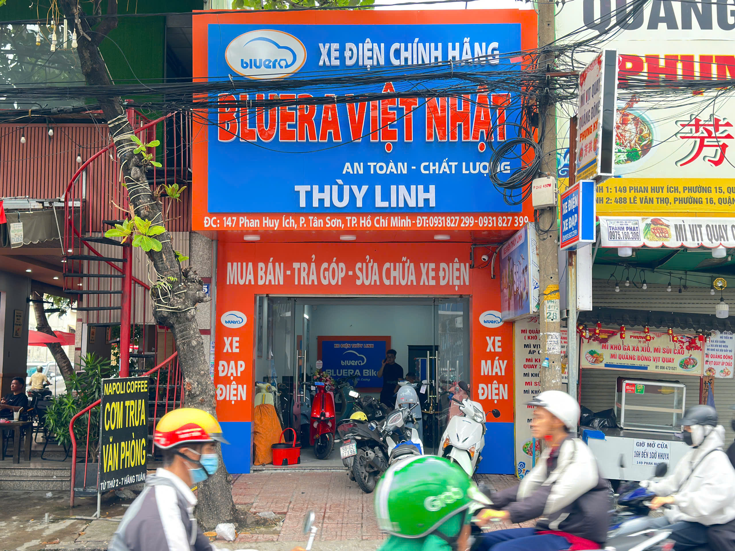 Khai trương cửa hàng xe điện 1